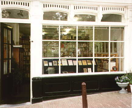 Enter the shop of Antiquariaat Die Schmiede